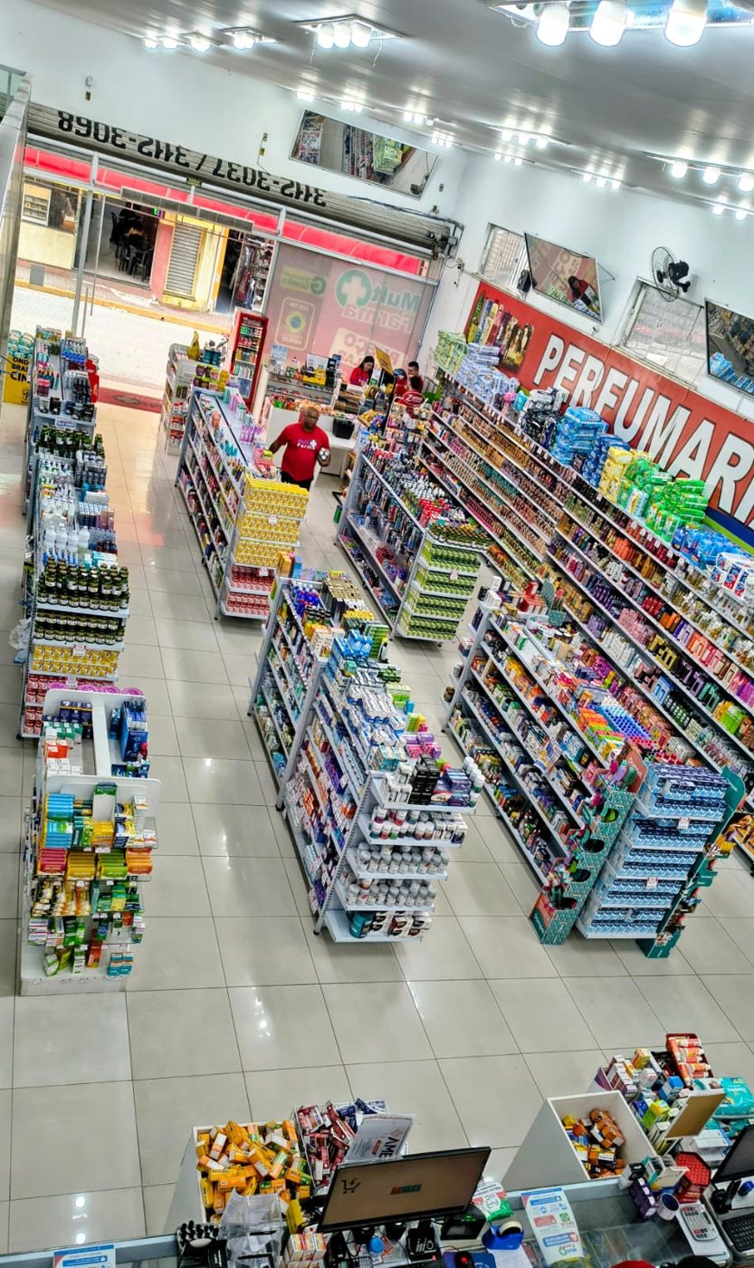 Corredor de perfumaria da MultFarma Potim